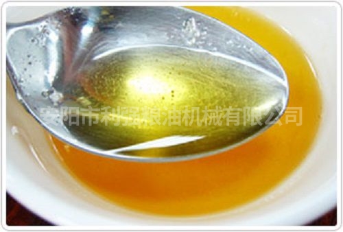 用雞腹腔里的脂肪熬煉出來(lái)的油脂