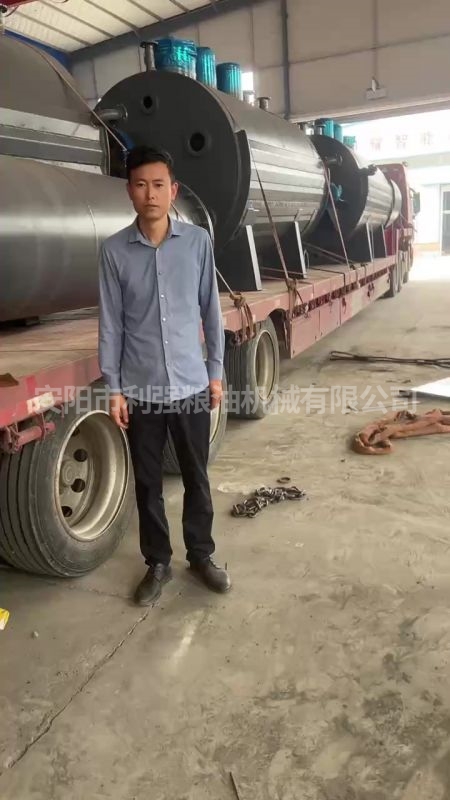 100噸熬煉動(dòng)物油發(fā)貨現(xiàn)場(chǎng)